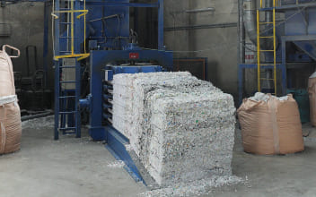 撹拌・圧縮固形化された破砕断片A4用紙25万枚程度（約1トン）の塊